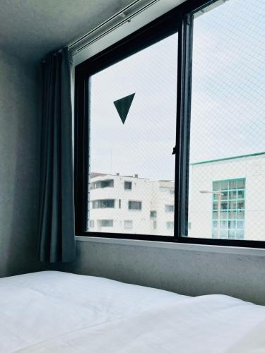 Katil atau katil-katil dalam bilik di GLOU Shinjuku Family - Urban Stay in Tokyo Shinjuku Area, Walking distance of Kabukicho
