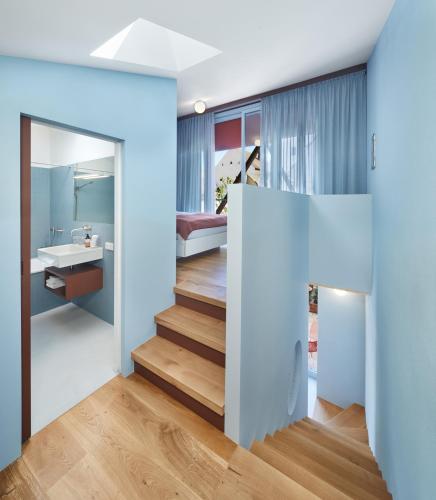 a bathroom with a staircase leading to a bedroom at Engelwirt Hotel & Apartments in Berching