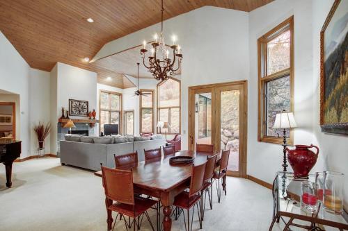Ein Sitzbereich in der Unterkunft Arrowhead Village at Beaver Creek