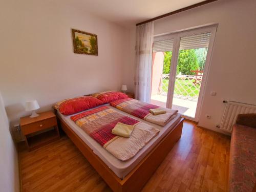 Ένα ή περισσότερα κρεβάτια σε δωμάτιο στο Ildiko Apartmanhaz