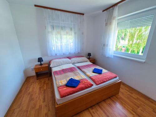 Ένα ή περισσότερα κρεβάτια σε δωμάτιο στο Ildiko Apartmanhaz