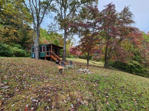 Gallery image of Peaceful Tiny Bungalow Water View Hot Tub in Laurelville