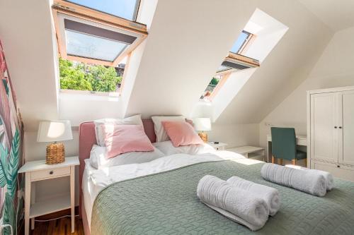 a bedroom with a bed and two windows at Monbuhim Twin in Veszprém