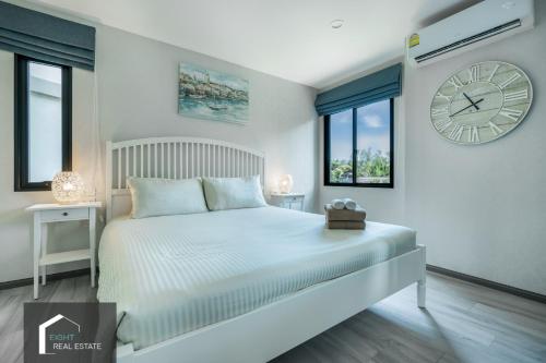 Postel nebo postele na pokoji v ubytování Studio Apartment by the Sea E413