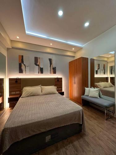 マクタンにあるCoffeeSummer Studio apartment 211 Near Mactan Airportの大きなベッドとソファのある寝室