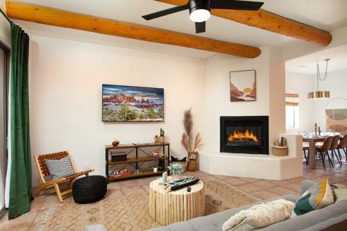 O zonă de relaxare la Enchanted Adobe Hideaway Whot Tub & Giant Chess