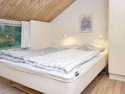 - une chambre dotée d'un grand lit avec deux lumières dans l'établissement 8 person holiday home in Oksbøl-By Traum, à Oksbøl