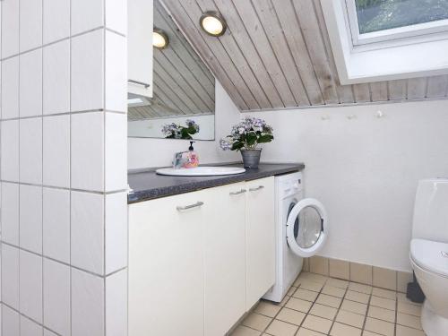 une salle de bains avec toilettes et lavabo dans l'établissement 8 person holiday home in Oksbøl-By Traum, à Oksbøl