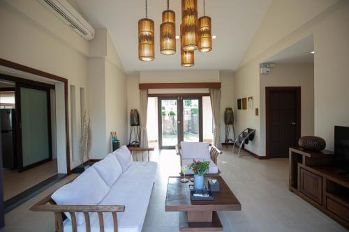 TV a/nebo společenská místnost v ubytování Ozone Villa Phuket