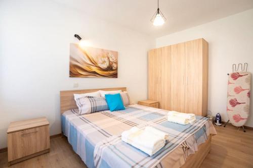 sypialnia z łóżkiem i dwoma ręcznikami na nim w obiekcie New Apartment in quiet area no 1 w mieście Bitola