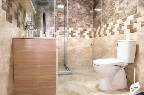 łazienka z toaletą i prysznicem w obiekcie New Apartment in quiet area no 1 w mieście Bitola