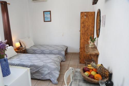 a room with a bed and a basket of fruit at Anais in Mýkonos City