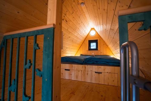 Ein Bett oder Betten in einem Zimmer der Unterkunft Taunus Tinyhouse
