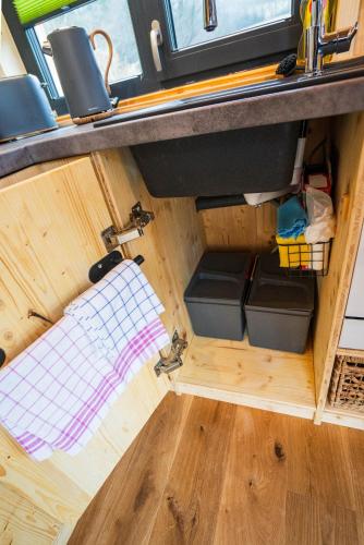 Ein Etagenbett oder Etagenbetten in einem Zimmer der Unterkunft Taunus Tinyhouse