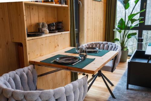 Ein Sitzbereich in der Unterkunft Taunus Tinyhouse