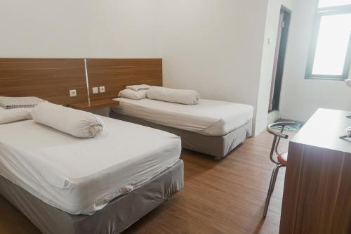 Postel nebo postele na pokoji v ubytování Surya Abadi Guest House Syariah