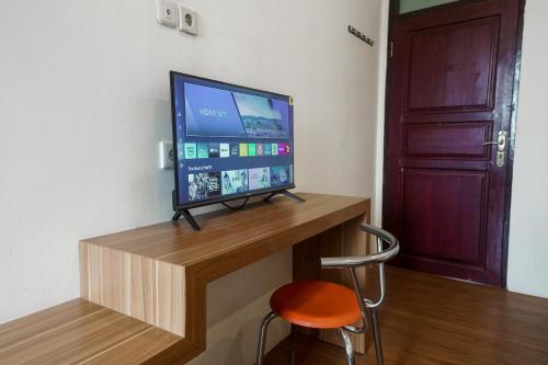 TV a/nebo společenská místnost v ubytování Surya Abadi Guest House Syariah