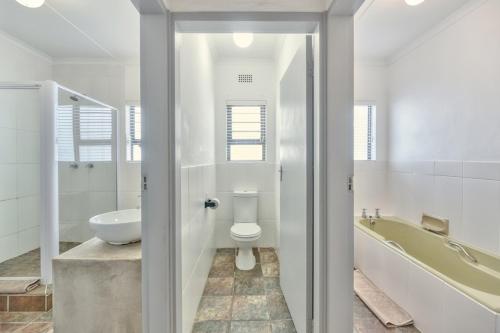 Bilik mandi di Potties House In Arniston