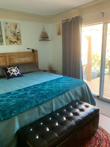 een slaapkamer met een bed met een blauw dekbed bij Best Bed and Breakfast in Port Alberni