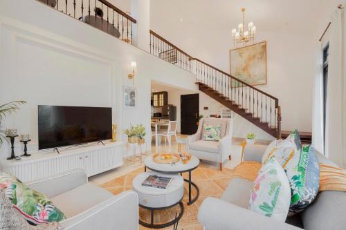 MarnaにあるGrosvenor House by Hireavilla - 3BHK Duplex with Pool in Assagaoの白い家具と薄型テレビのあるリビングルーム