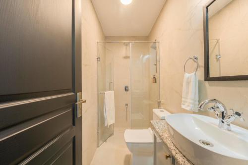 Grosvenor House by Hireavilla - 3BHK Duplex with Pool in Assagaoにあるバスルーム
