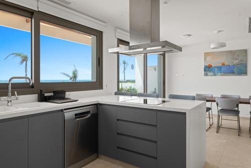 Kuchyň nebo kuchyňský kout v ubytování Serenity Waves Villa 7