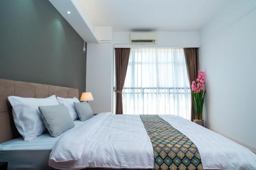 EAST VIEW RESIDENCES Building Tower B#Amazing view! access Phnom Penh! Max 2-4ppl房間的床