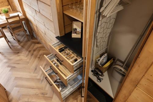 een bovenaanzicht van een kamer met een houten trap bij Nowy Szlak Luksusowe Apartamenty in Kościelisko