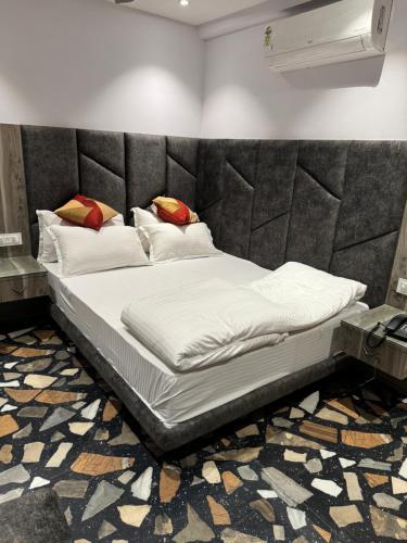 Postel nebo postele na pokoji v ubytování Hotel Sajanshree