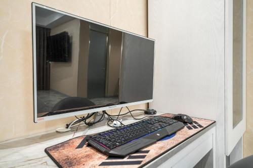 a computer monitor and a keyboard and mouse on a desk at Hotel Voll in Seoul