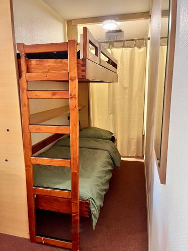 Ce lit superposé se trouve dans une petite chambre dotée de lits superposés. dans l'établissement Le Refuge de Lola & Bruno, à Les Déserts