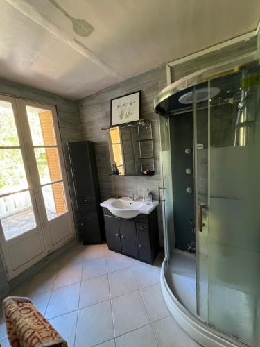 une salle de bain avec douche et lavabo dans l'établissement Au calme, à Saint-Sylvain