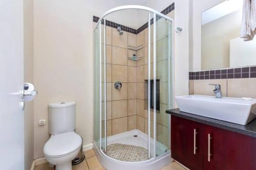 Ένα μπάνιο στο Oyster Walk Knysna - 2 Bedroom