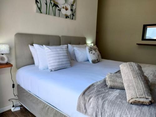 Ένα ή περισσότερα κρεβάτια σε δωμάτιο στο Luxury Living On Westview