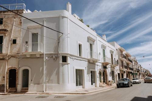 a white building on the side of a street at Infinito Bianco in Polignano a Mare
