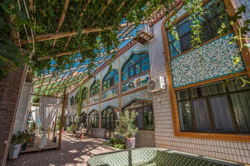 a building with a courtyard with plants in it at 达卜·九宿民宿 in Turfan
