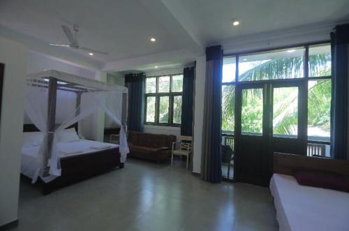 Ένα ή περισσότερα κρεβάτια σε δωμάτιο στο Fisherman Lodge Mawella