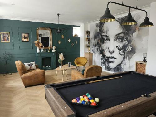 Τραπέζι μπιλιάρδου στο GÎTE Le Parisien Appartement privé en Duplex avec accès jacuzzi à 10min des plages