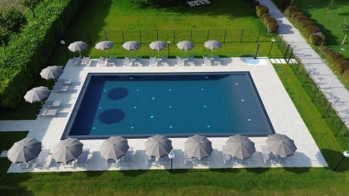 an overhead view of a swimming pool with umbrellas at Tenuta Le Sorgive Agriturismo in Solferino