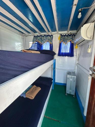 Двухъярусная кровать или двухъярусные кровати в номере Labuan Bajo Boat Charter