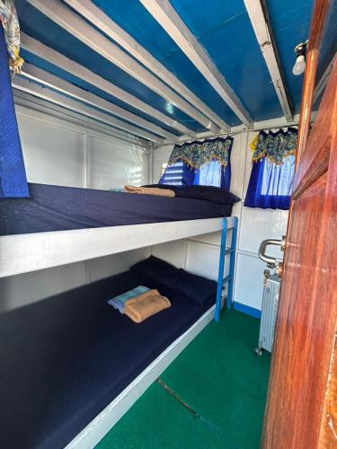 Кровать или кровати в номере Labuan Bajo Boat Charter