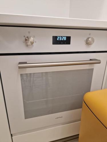 un four avec une horloge à l'avant dans l'établissement Appartement - Montmartre, à Paris