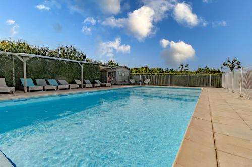 une piscine avec de l'eau bleue dans une cour dans l'établissement Gîte La Mauratie, à Jayac
