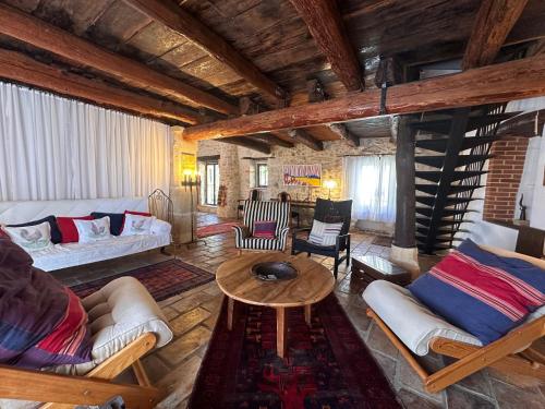 un salon avec un canapé et une table dans l'établissement BERGERIE rénovée avec piscine chauffée et terrain clôturé, à Vallérargues