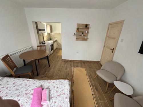 una camera da letto con un letto, un tavolo e delle sedie di Apartment Phillip Studio a Žabljak