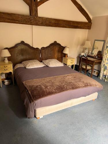 une chambre avec un grand lit avec deux tables de nuit dans l'établissement Maison Gometz, à Gometz-le-Châtel