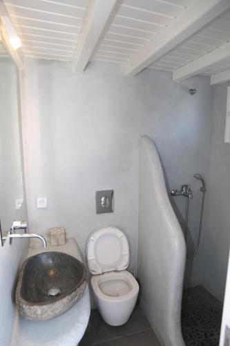 a bathroom with a toilet and a sink at Anais in Mýkonos City