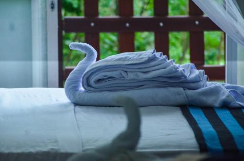 エッラにあるNew Blue Homeのベッドの上にタオルを置いて