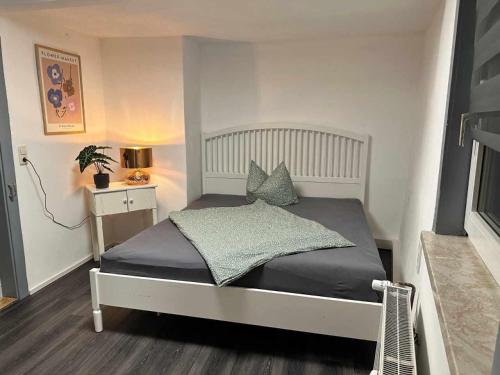 a bedroom with a bed and a table with a plant at Charmante Ferienwohnung im Gässchen in Rudolstadt