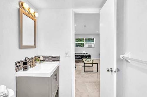 Kuchyň nebo kuchyňský kout v ubytování Hollywood Beach Boutique Vacation Studio Lb4